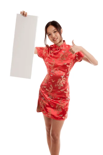 Asiatico ragazza in cinese cheongsam abito pollice fino con bianco segno — Foto Stock