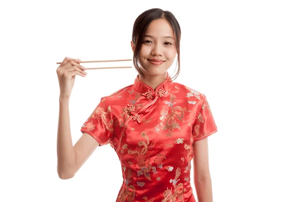 Aziatische meisje in chinese cheongsam jurk met stokjes — Stockfoto