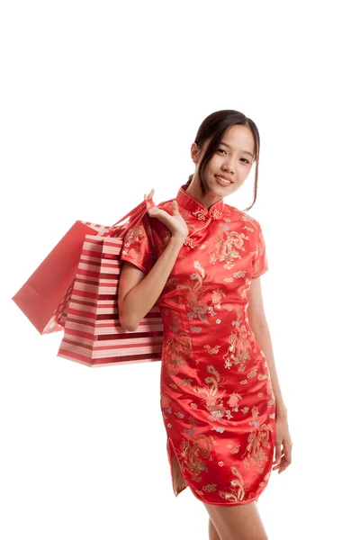 Asiatico ragazza in cinese cheongsam abito con shopping bag — Foto Stock