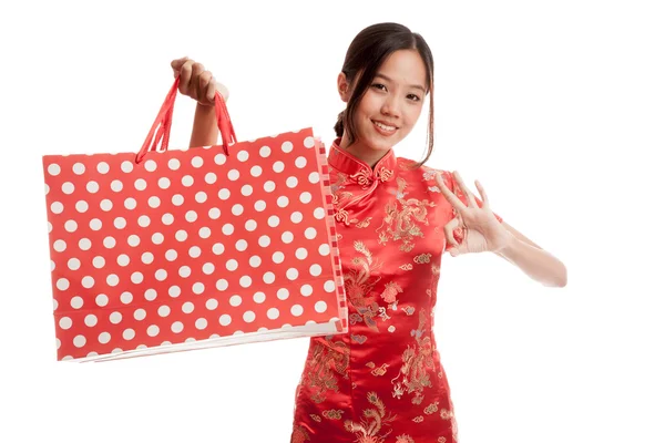 Chica asiática en cheongsam chino vestido con bolsa de compras —  Fotos de Stock