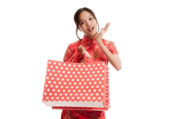 Asiatico ragazza in cinese cheongsam abito con shopping bag — Foto Stock