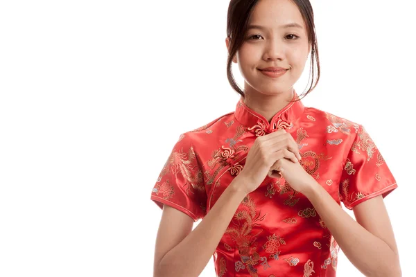 Азиатка в китайском платье из чхонсам с жестом поздравления — стоковое фото