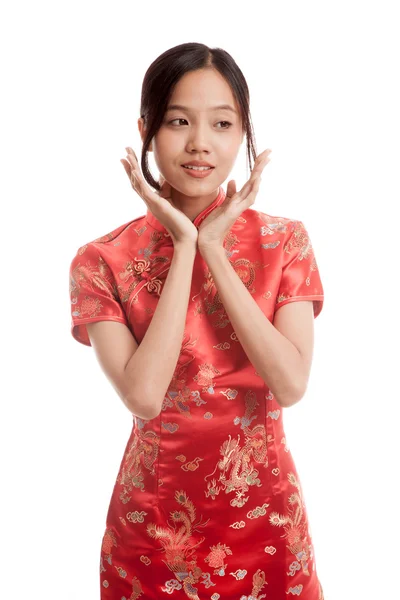 Asiatisk flicka i cheongsam kinesisk klänning — Stockfoto