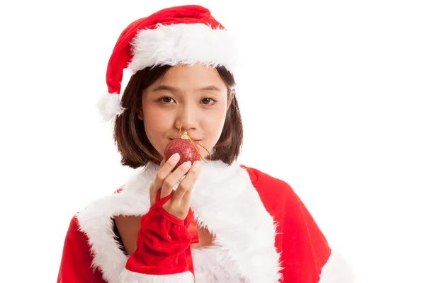 Asiático Natal Papai Noel menina com bola de bugiganga — Fotografia de Stock