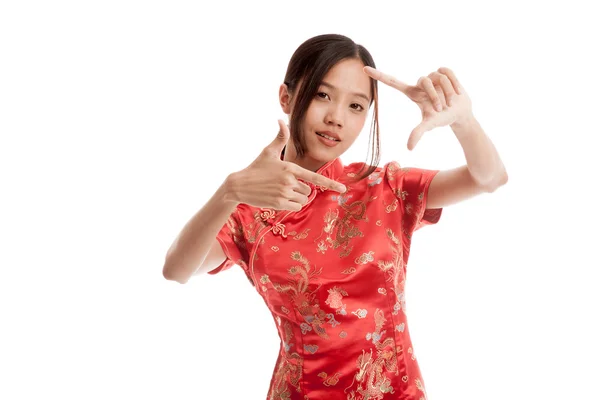 Asiatisk flicka i cheongsam kinesisk klänning — Stockfoto