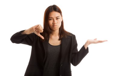 Genç Asyalı kadın göstermek palm el ve başparmak aşağı.