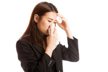 Genç Asyalı kadın hasta ve grip var.