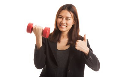 Sağlıklı bir Asya iş kadın başparmak yukarıya dumbbells ile.