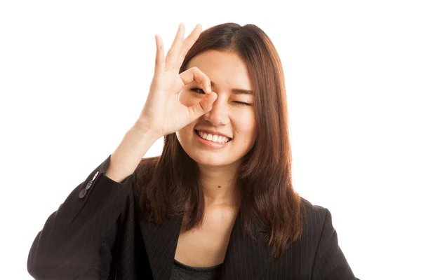 Beautiful young Asian woman show OK sign over her eye. — Stock Photo, Image