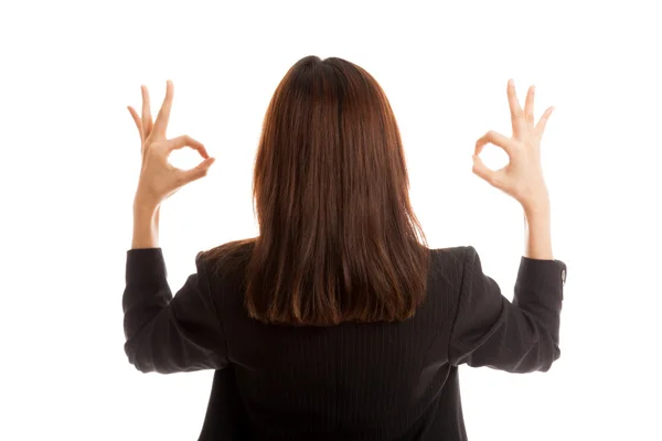 Vista trasera de la mujer de negocios asiática muestran doble signo de mano OK . — Foto de Stock