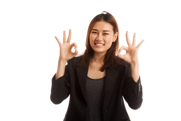 Ασιατικός επιχειρησιακός γυναίκα εμφάνιση διπλό εντάξει χέρι σημάδι και χαμόγελο. — Φωτογραφία Αρχείου