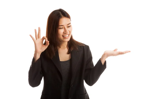 Hermosa joven asiática mostrar la palma de la mano y OK signo . — Foto de Stock