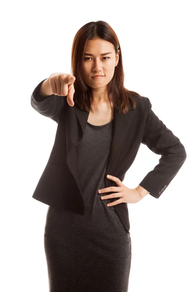 Joven mujer de negocios asiática enojado y punto a la cámara . — Foto de Stock