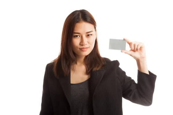 Joven mujer de negocios asiática con una tarjeta en blanco . — Foto de Stock