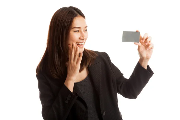 Joven mujer de negocios asiática feliz con tarjeta en blanco . — Foto de Stock