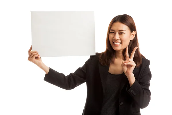 Młody azjatycki biznes kobieta Pokaż znak zwycięstwa z pusty znak. — Zdjęcie stockowe