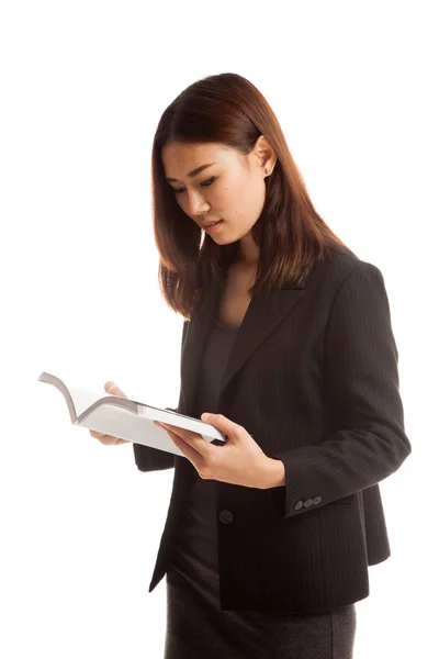 Jovem mulher de negócios asiática com um livro . — Fotografia de Stock