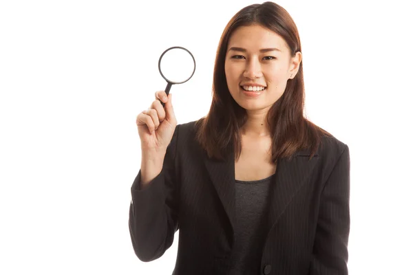 年轻的亚洲业务女人用放大镜. — 图库照片