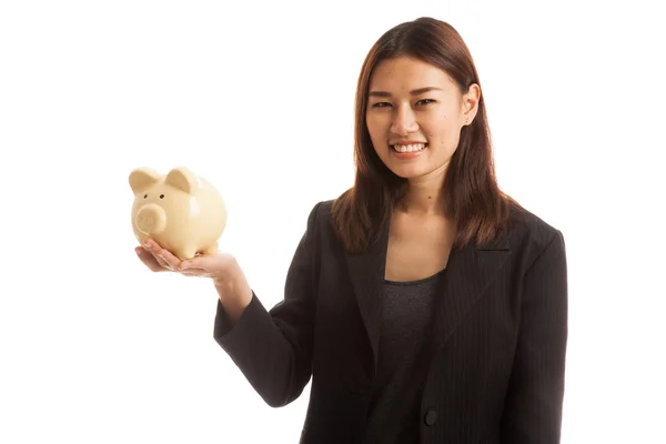 Joven mujer de negocios asiática con un banco de monedas de cerdo . — Foto de Stock