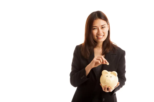Mujer de negocios asiática con moneda y banco de moneda de cerdo . — Foto de Stock