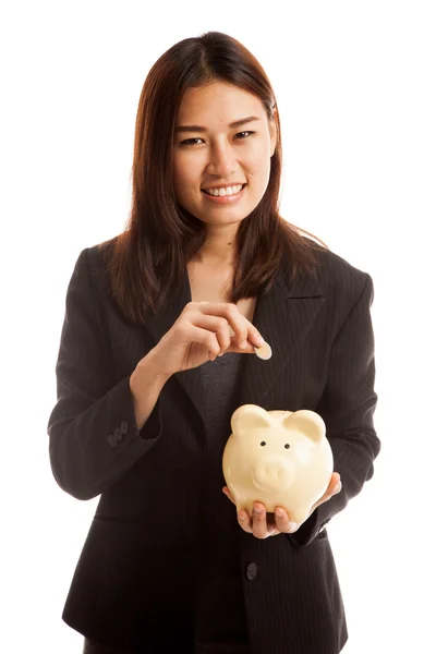 Mujer de negocios asiática con moneda y banco de moneda de cerdo . — Foto de Stock