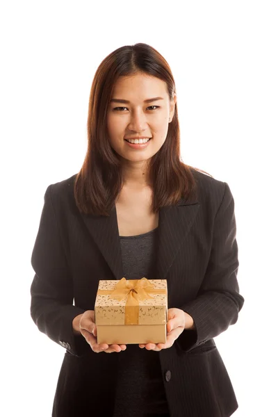 Junge asiatische Geschäftsfrau mit einem Geschenk-Box. — Stockfoto