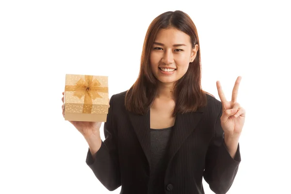 Joven mujer de negocios asiática muestran signo de victoria con una caja de regalo . —  Fotos de Stock