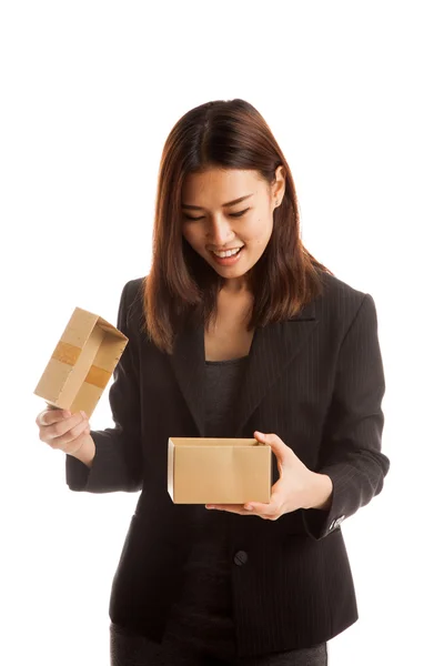 Joven mujer de negocios asiática abrir una caja de regalo . —  Fotos de Stock