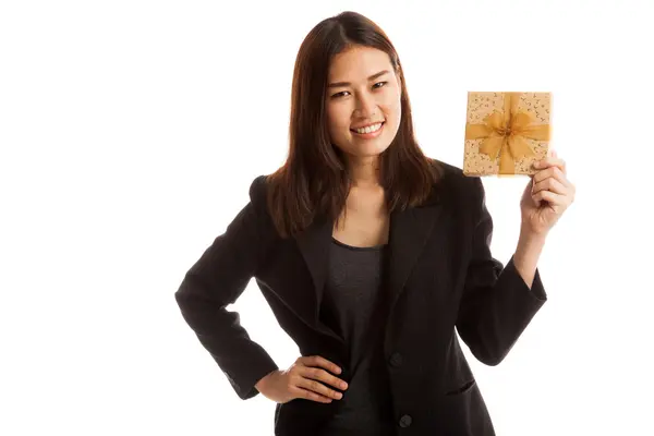 Jonge Aziatische zakenvrouw met een geschenkdoos. — Stockfoto