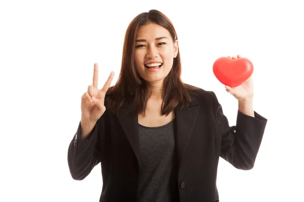 Mujer de negocios asiática muestra signo de victoria con corazón rojo . —  Fotos de Stock