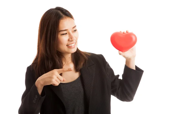 Asiática mulher de negócios apontar para o coração vermelho . — Fotografia de Stock
