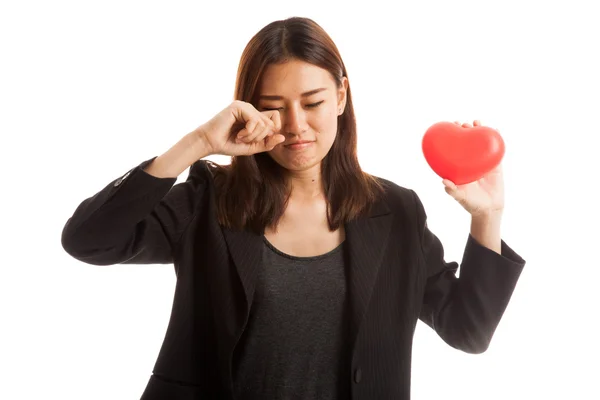 Asiatique femme d'affaires triste et pleurer avec coeur rouge . — Photo