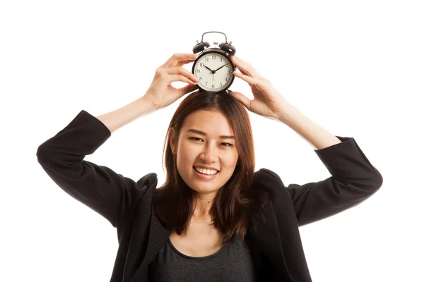 Młody azjatycki biznes kobieta uśmiech z zegarem. — Zdjęcie stockowe