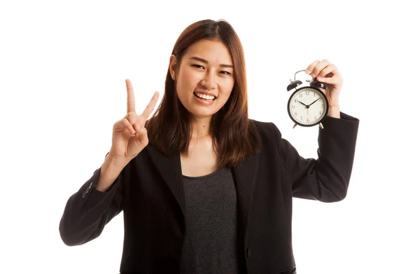Νέος Ασιατικός επιχειρησιακός γυναίκα δείξει σήμα της νίκης με ένα ρολόι. — Φωτογραφία Αρχείου