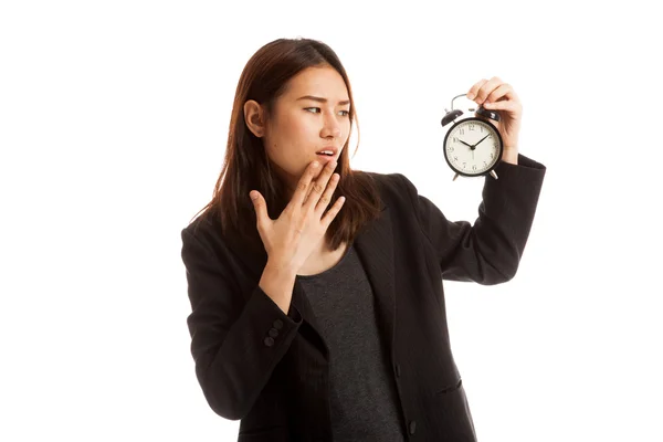 Jeune femme d'affaires asiatique est stressé avec une horloge . — Photo