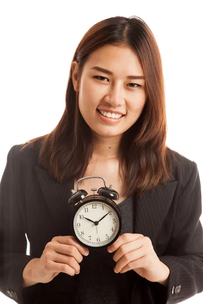 Junge asiatische Geschäftsfrau lächeln mit einer Uhr. — Stockfoto