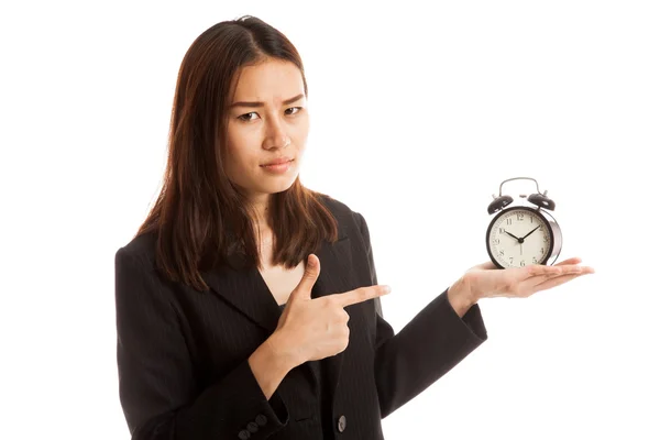 Enojado joven asiático mujer punto a un reloj . —  Fotos de Stock