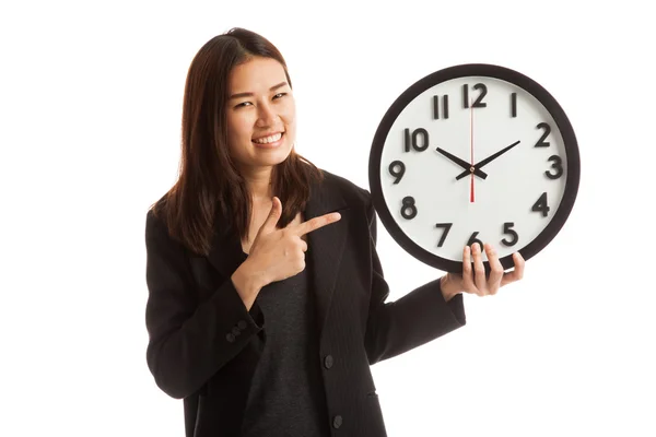 Joven mujer de negocios asiática apuntan a un reloj . — Foto de Stock