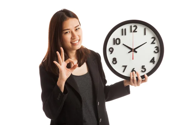Młody azjatycki biznes kobieta Pokaż Ok z zegarem. — Zdjęcie stockowe