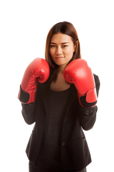 Joven mujer de negocios asiática con guantes de boxeo rojos . — Foto de Stock