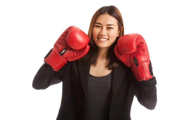 Unga asiatiska affärskvinna med röda boxningshandskar. — Stockfoto
