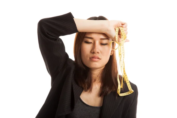 Malheureux jeune femme d'affaires asiatique avec ruban à mesurer . — Photo