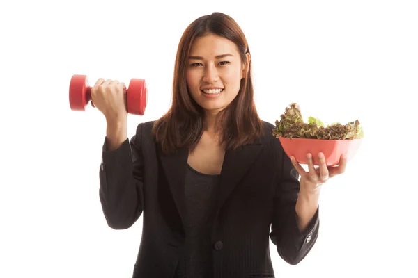 Здоровая азиатская деловая женщина с гантелями и салатом . — стоковое фото