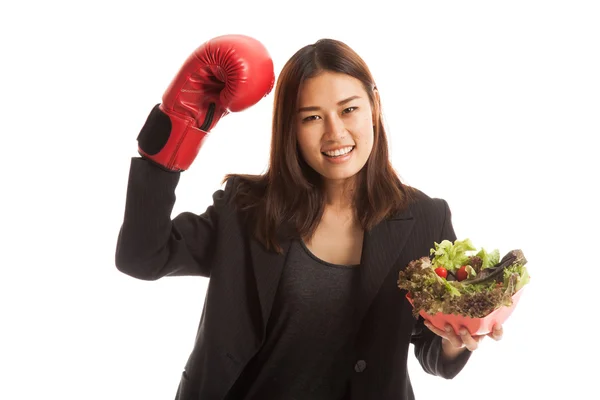 Unga asiatiska affärskvinna med boxning handske och sallad. — Stockfoto