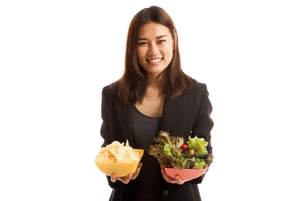 Junge asiatische Geschäftsfrau mit Kartoffelchips und Salat. — Stockfoto