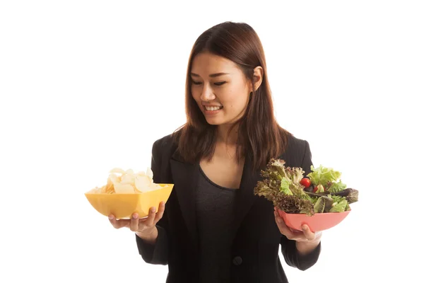 Unga asiatiska affärskvinna med potatischips och sallad. — Stockfoto