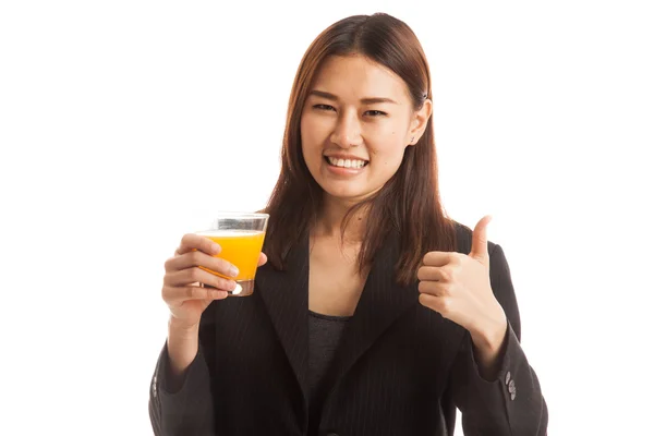 Joven asiática mujer thumbs arriba beber jugo de naranja . — Foto de Stock