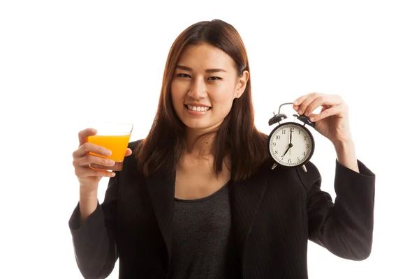 Femme asiatique avec une horloge boisson jus d'orange . — Photo