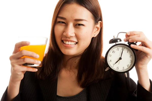 Asyalı kadın saati içki portakal suyu ile.