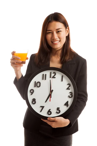 Femme asiatique avec une horloge boisson jus d'orange . — Photo